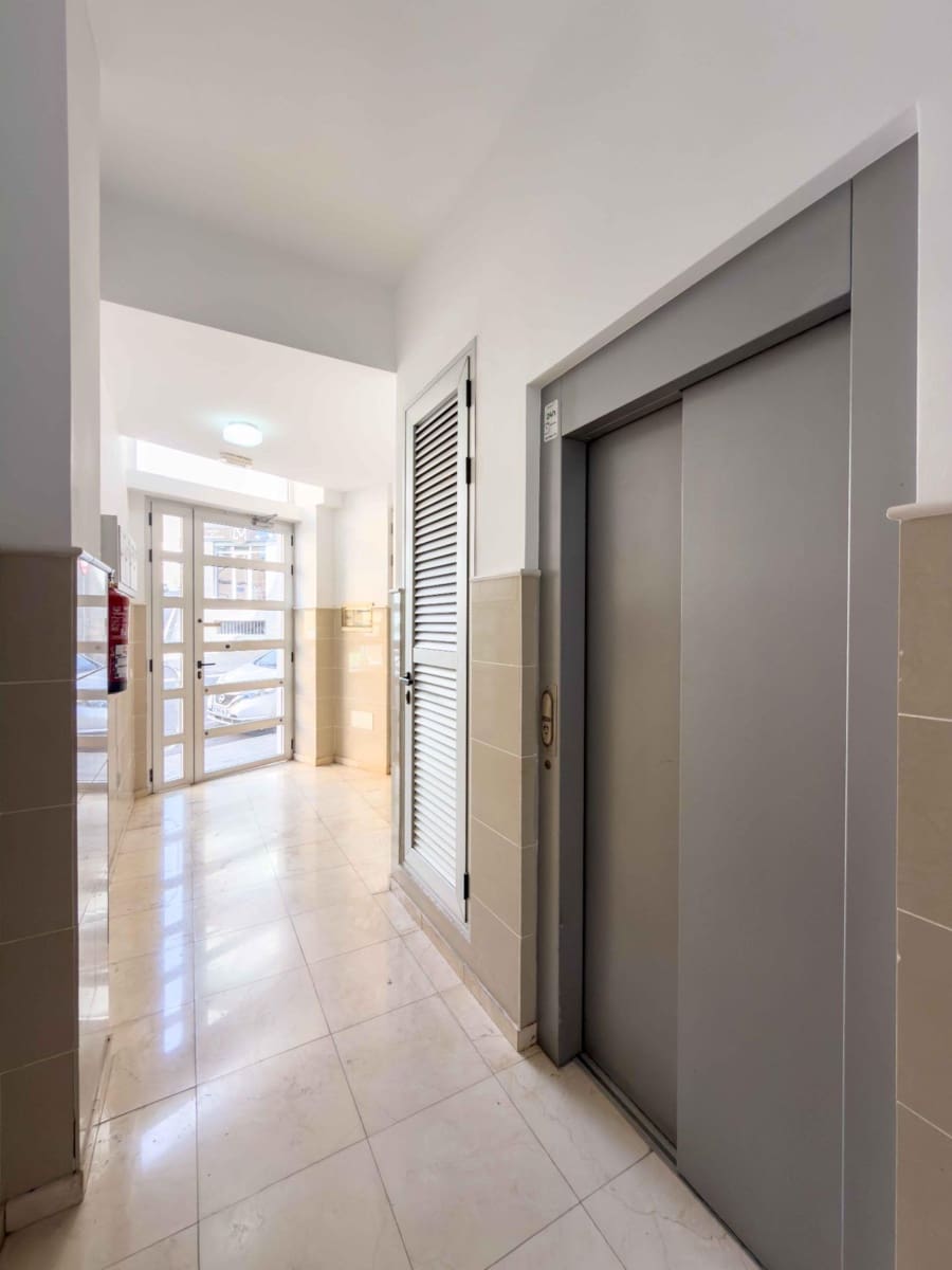 3 bedroom Flat for sale in Santa Cruz de Tenerife with garage - € 395,000 (Ref: 9865282)