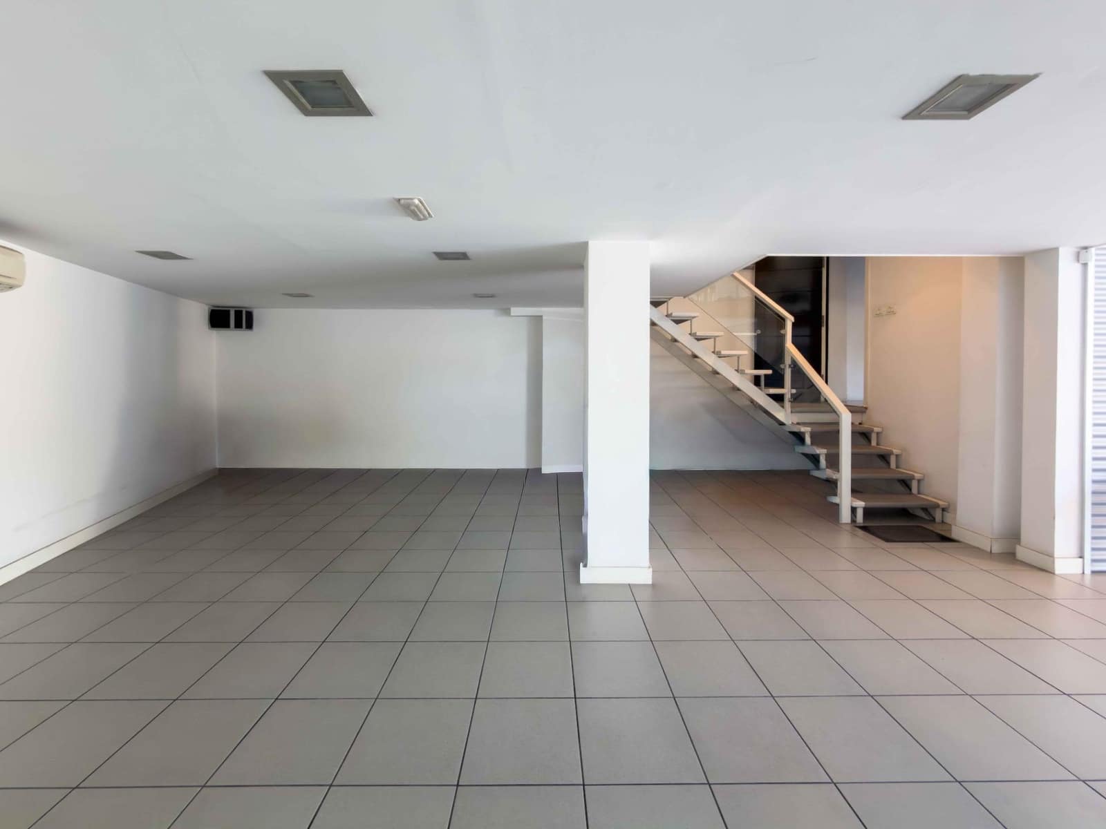 Commercial for sale in Santa Cruz de Tenerife with garage - € 225,000 (Ref: 9865284)
