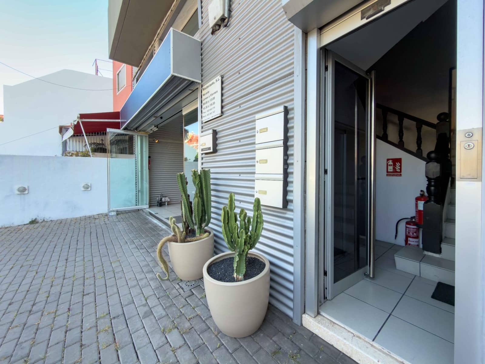 Commercial for sale in Santa Cruz de Tenerife with garage - € 225,000 (Ref: 9865284)