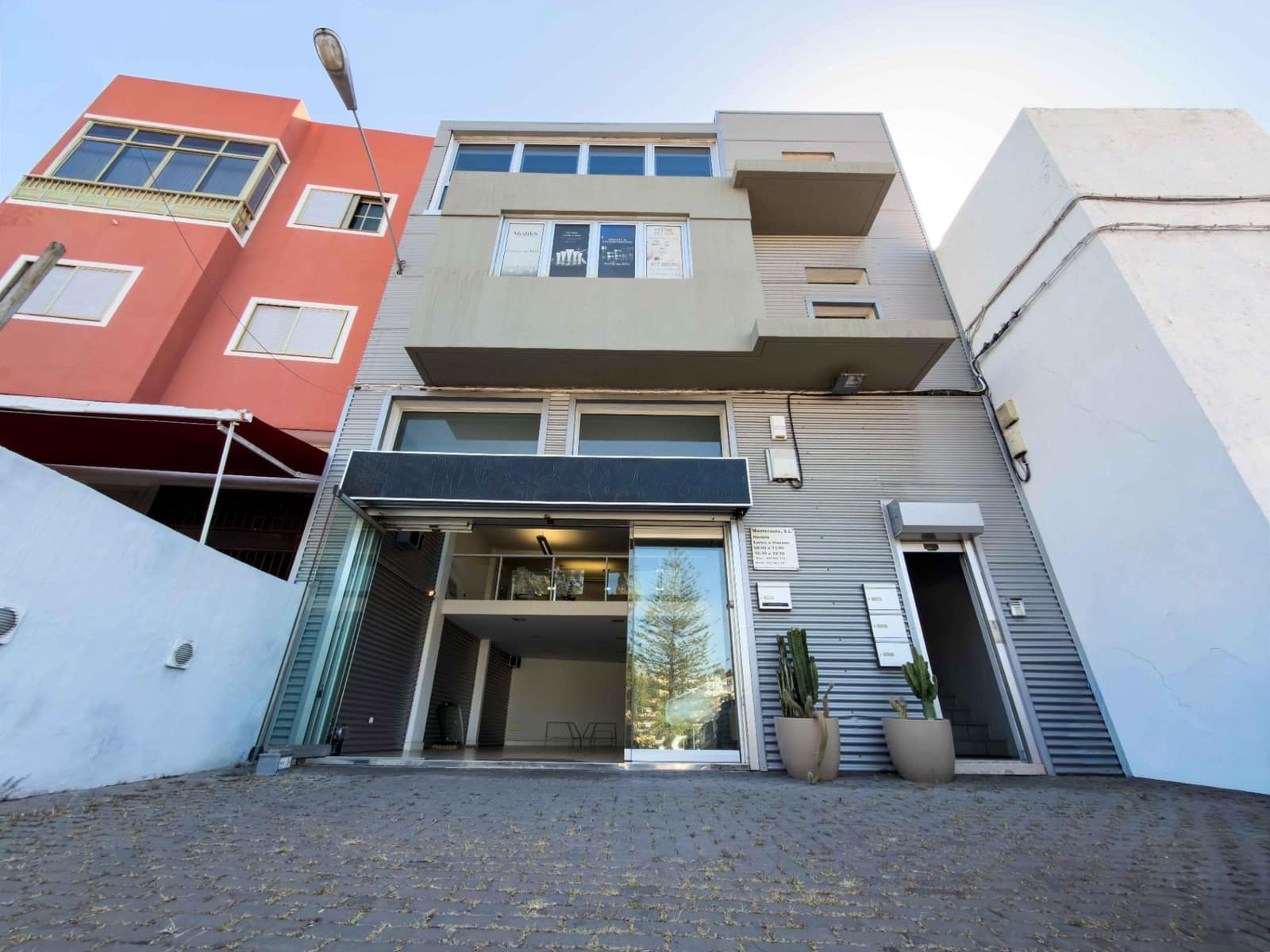Commercial for sale in Santa Cruz de Tenerife with garage - € 225,000 (Ref: 9865284)