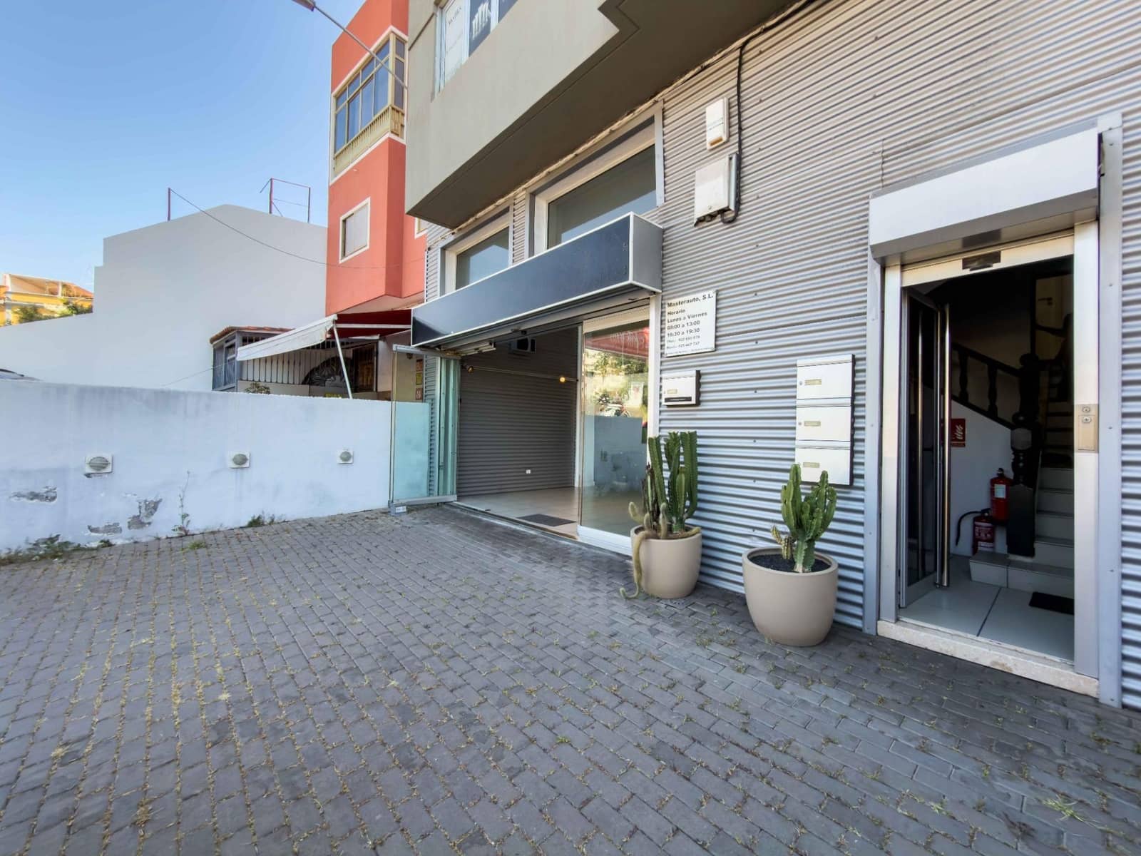 Commercial for sale in Santa Cruz de Tenerife with garage - € 225,000 (Ref: 9865284)