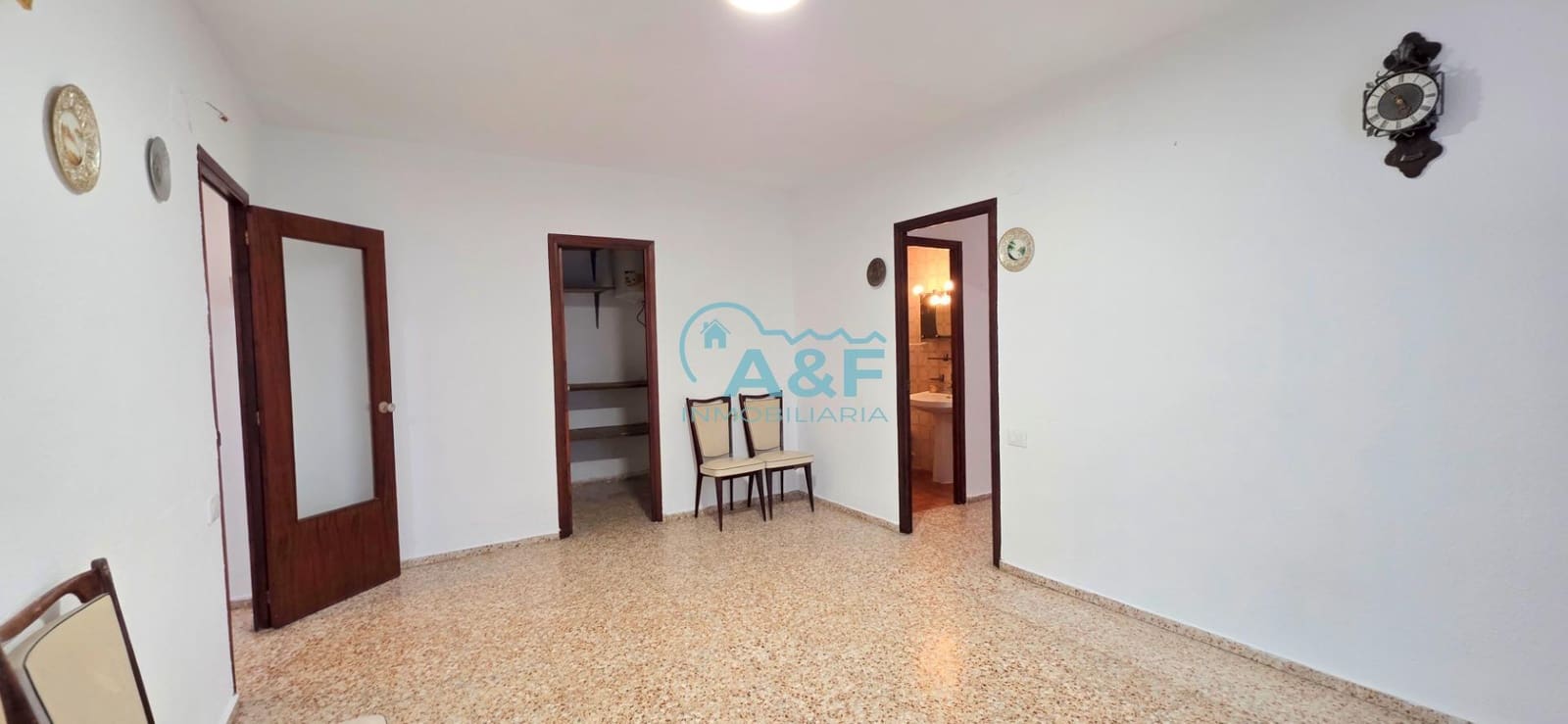 4 bedroom Flat for sale in Oropesa  - € 115,000 (Ref: 9468558)