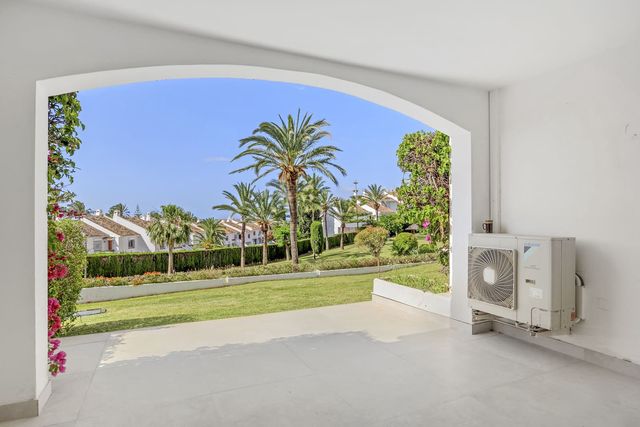 Apartamento de 3 habitaciones en Nueva Andalucía Centro, Marbella en venta con piscina garaje - 895.000 € (Ref: 10123365)