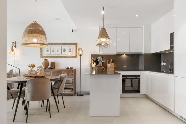 2 soverom Leilighet til salgs i Estepona Golf, Estepona med svømmebasseng garasje - € 495 000 (Ref: 9990155)