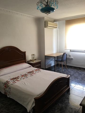 3 soveværelse Lejlighed til leje i Barrio Alto - San Félix - Oliveros - Altamira, Almería by - € 825 (Ref: 9143367)
