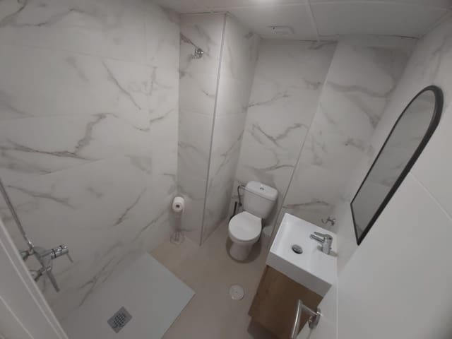 Appartement de 3 chambres à louer à Almería ville - 975 € (Ref: 9143376)