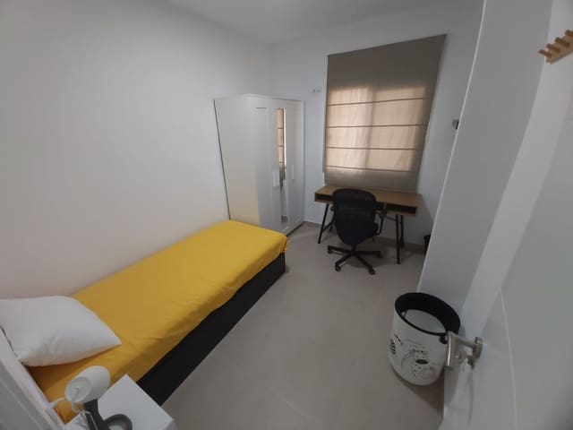 Appartement de 3 chambres à louer à Almería ville - 975 € (Ref: 9143376)