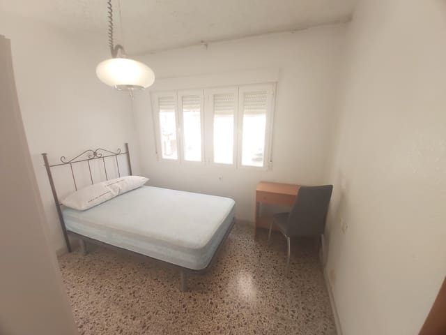 4 soveværelse Lejlighed til leje i Barrio Alto - San Félix - Oliveros - Altamira, Almería by - € 1.000 (Ref: 9143381)