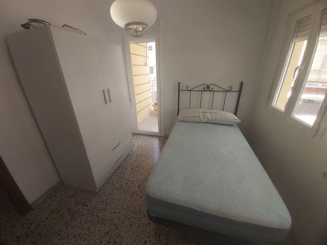 4 soveværelse Lejlighed til leje i Barrio Alto - San Félix - Oliveros - Altamira, Almería by - € 1.000 (Ref: 9143381)