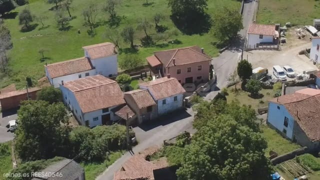 Finka/Dom wiejski na sprzedaż w Ribadedeva z garażem - 150 000 € (Ref: 10009667)