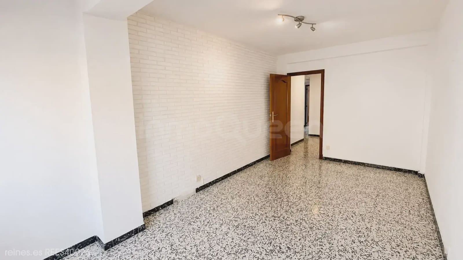 3 bedroom Flat for sale in Zaragoza city - € 180,000 (Ref: 10070172)