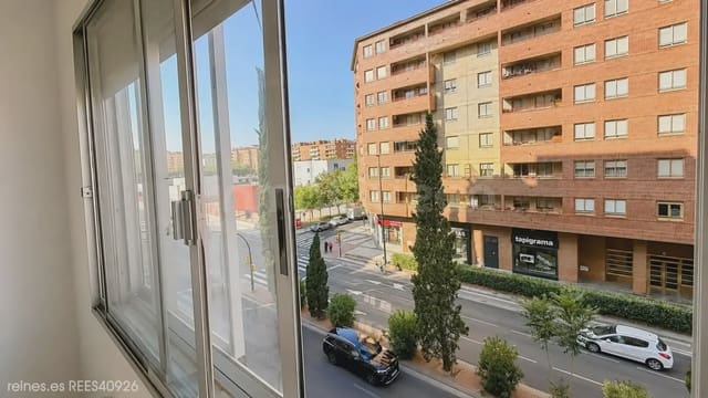 3 bedroom Flat for sale in Zaragoza city - € 180,000 (Ref: 10070172)