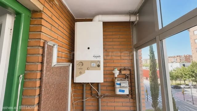 3 bedroom Flat for sale in Zaragoza city - € 180,000 (Ref: 10070172)