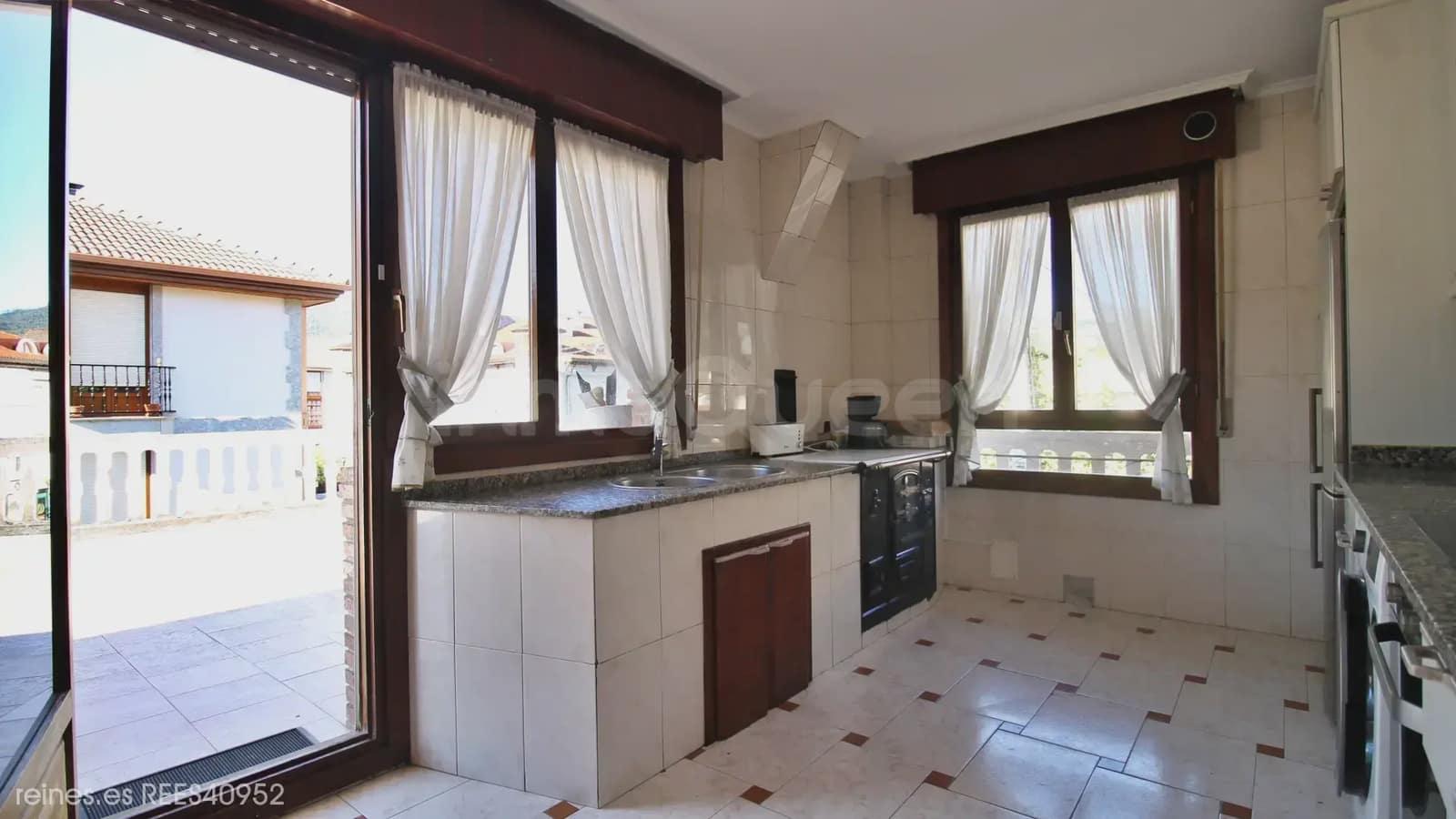 4 bedroom Villa for sale in Ramales de la Victoria with garage - € 649,900 (Ref: 10117128)