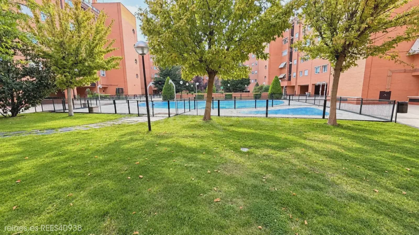 4 bedroom Flat for sale in Madrid city with pool garage - € 795,000 (Ref: 10121070)