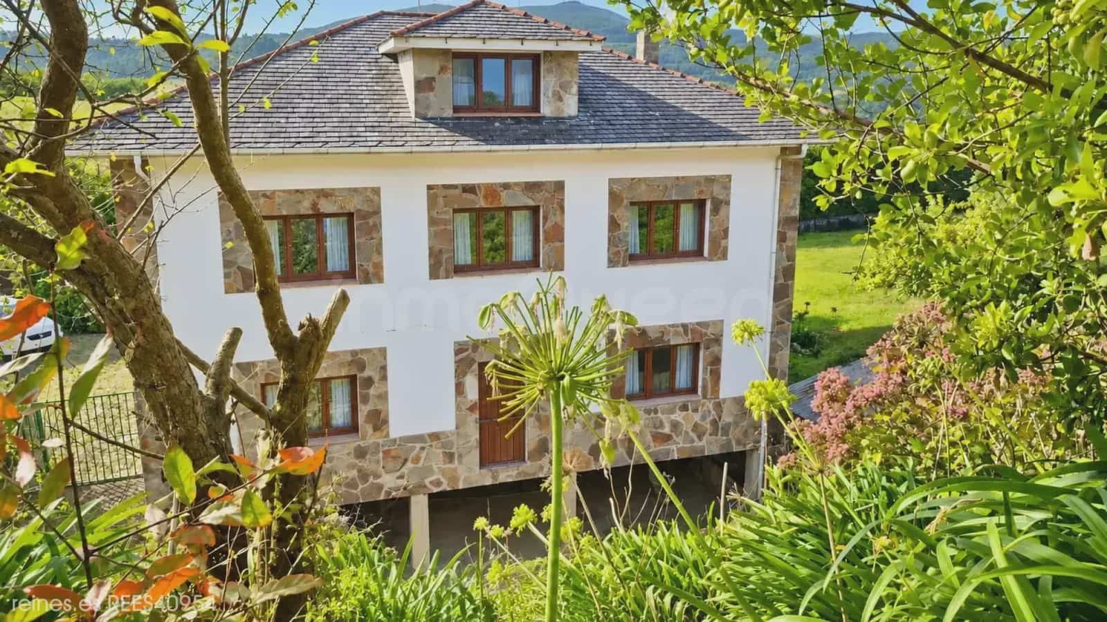 Chalet de 6 habitaciones en Vegadeo en venta con garaje - 300.000 € (Ref: 10186319)