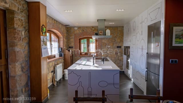 3 soveværelse Villa til salg i Parres med swimmingpool - € 798.000 (Ref: 9148535)