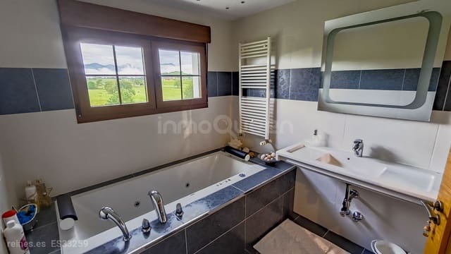 3 soveværelse Villa til salg i Parres med swimmingpool - € 798.000 (Ref: 9148535)