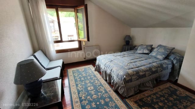 5 slaapkamer Halfvrijstaande villa te koop in Rasines met garage - € 265.000 (Ref: 9161852)