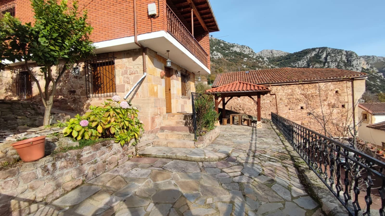 3 bedroom Townhouse for sale in Penarrubia with garage - € 349,000 (Ref: 9432502)