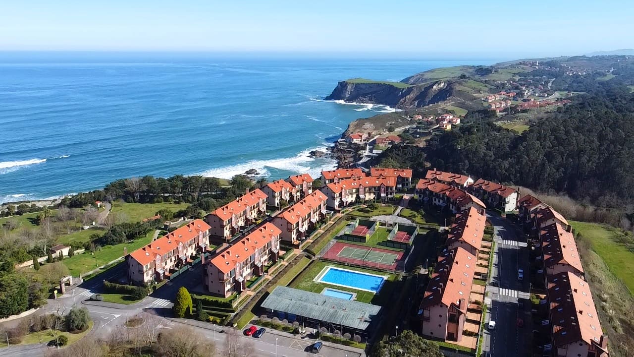 Adosado de 3 habitaciones en Comillas en venta con piscina garaje - 540.000 € (Ref: 9664046)