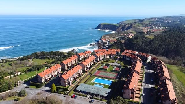 Adosado de 3 habitaciones en Comillas en venta con piscina garaje - 540.000 € (Ref: 9664046)