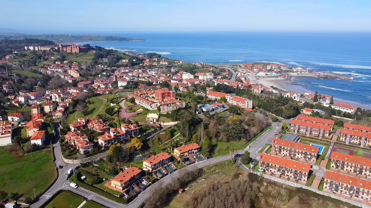 Adosado de 3 habitaciones en Comillas en venta con piscina garaje - 540.000 € (Ref: 9664046)