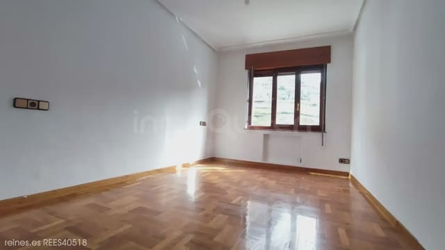 Piso de 3 habitaciones en Oviedo en venta - 75.000 € (Ref: 9715284)