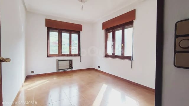 Piso de 3 habitaciones en Oviedo en venta - 75.000 € (Ref: 9715284)
