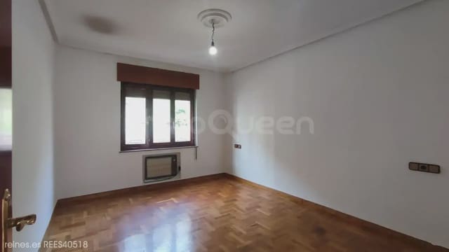 Piso de 3 habitaciones en Oviedo en venta - 75.000 € (Ref: 9715284)