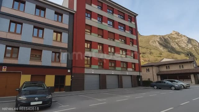 Piso de 3 habitaciones en Oviedo en venta - 75.000 € (Ref: 9715284)