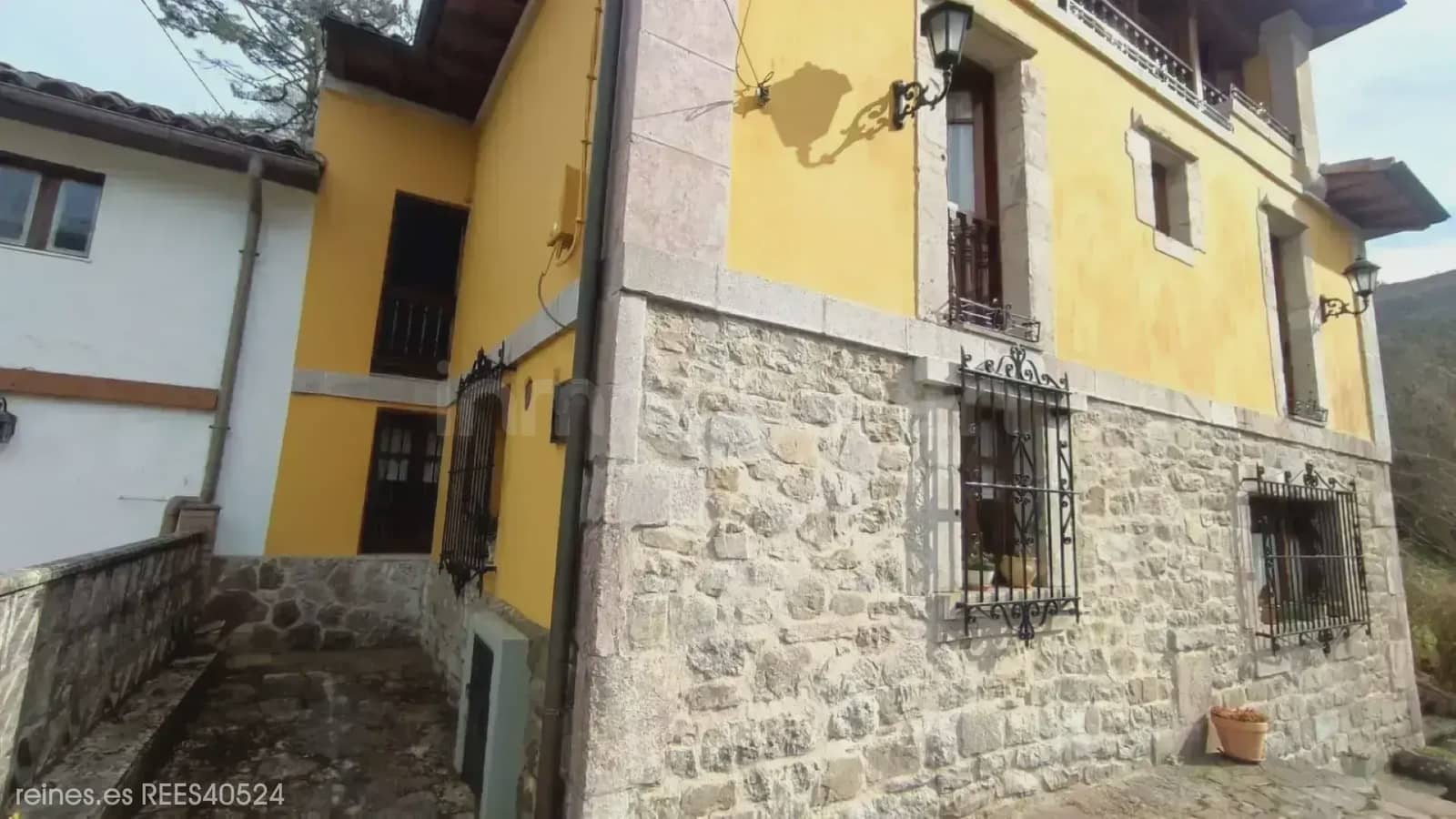 4 bedroom Finca/Country House for sale in Llanes with garage - € 350,000 (Ref: 9725146)