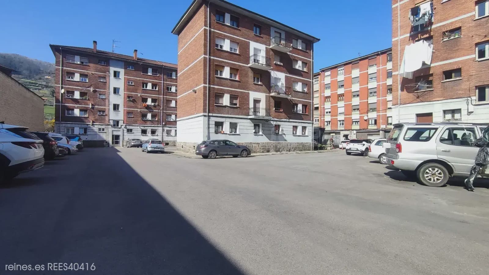 3 bedroom Flat for sale in Mieres with garage - € 75,000 (Ref: 9727010)