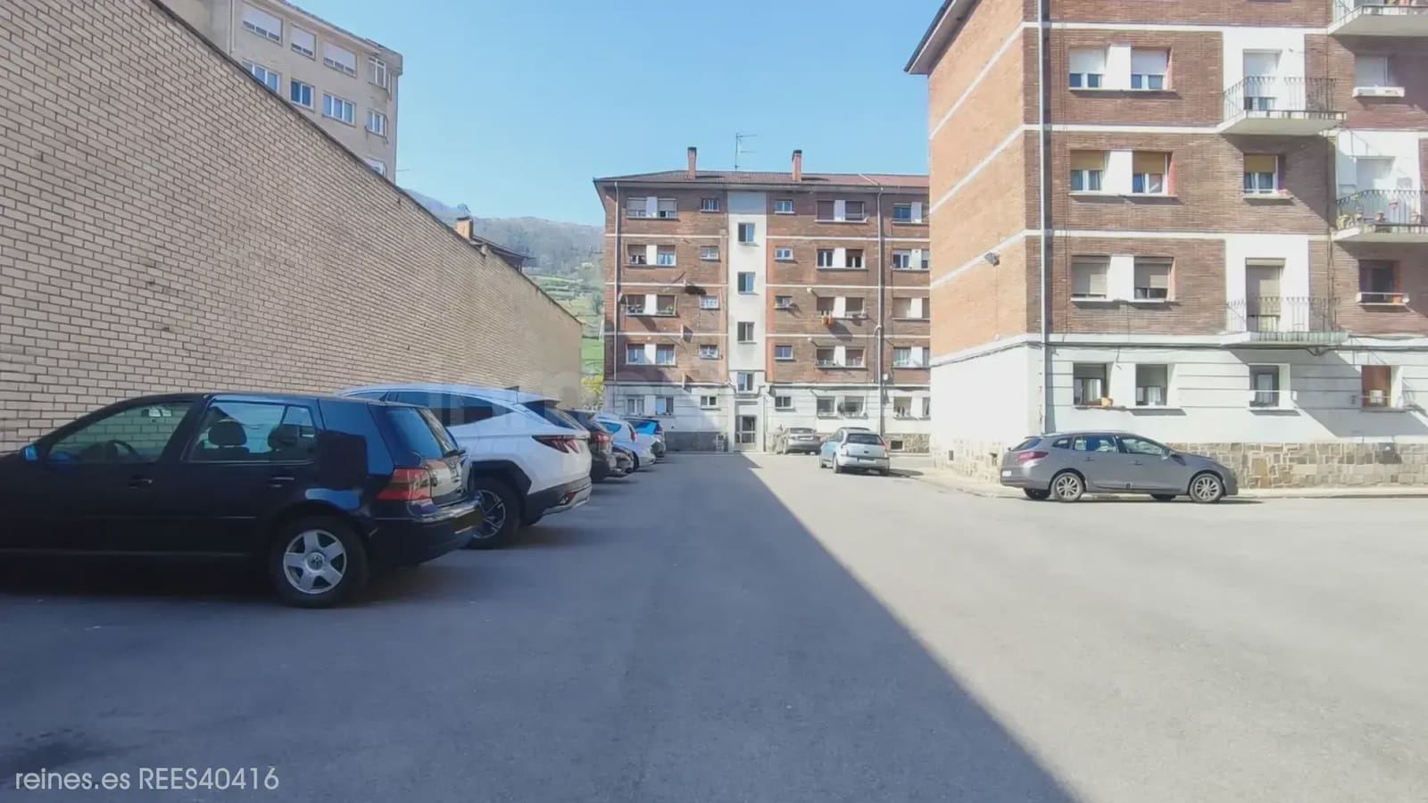 3 bedroom Flat for sale in Mieres with garage - € 75,000 (Ref: 9727010)