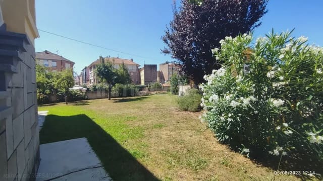 5 bedroom Finca/Country House for sale in Grado with garage - € 300,000 (Ref: 9730539)