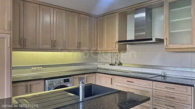 4 makuuhuone Huvila myytävänä paikassa Corralejos, Madrid kaupunki mukana uima-altaan 
autotalli - 1 475 000 € (Ref: 9730545)