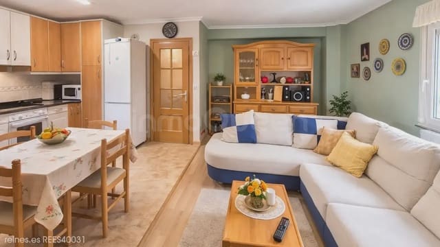 Piso de 3 habitaciones en Vegadeo en venta - 100.000 € (Ref: 9730715)