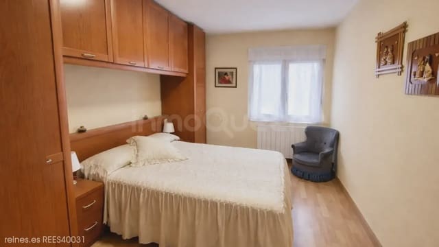 Piso de 3 habitaciones en Vegadeo en venta - 100.000 € (Ref: 9730715)