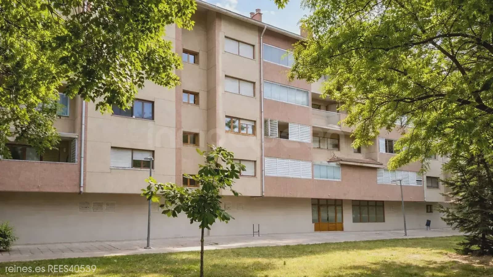 2 bedroom Flat for sale in Jaca - € 320,000 (Ref: 9797533)