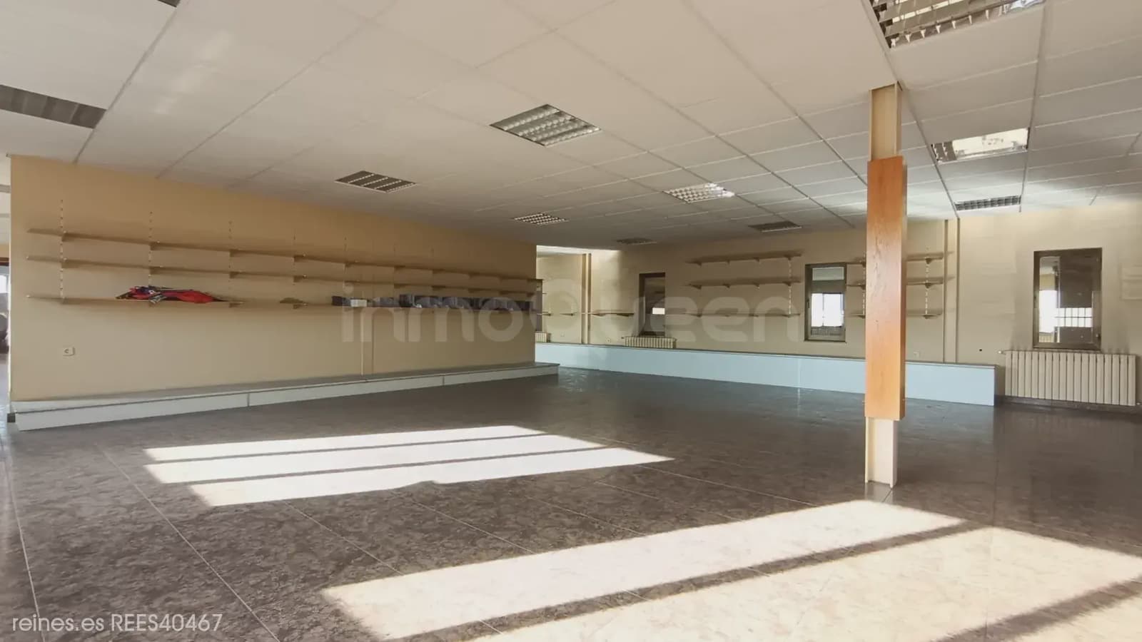 Gewerbe zu vermieten in Llanera mit Garage - 5.000 € (Ref: 9802965)