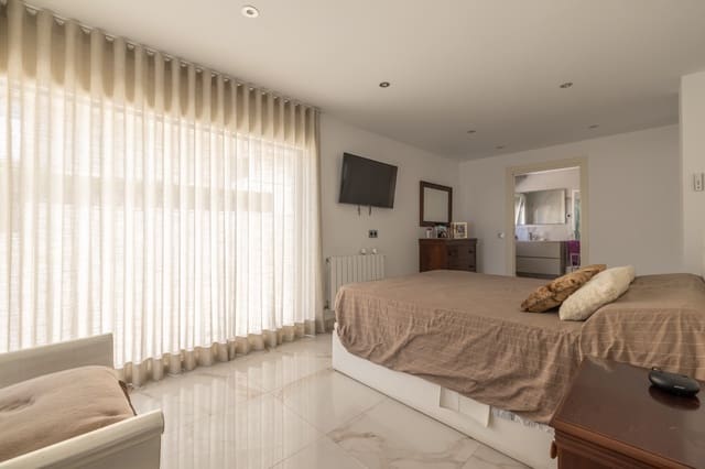 5 bedroom Villa for sale in Tarragona city with pool garage - € 1,550,000 (Ref: 9144654)