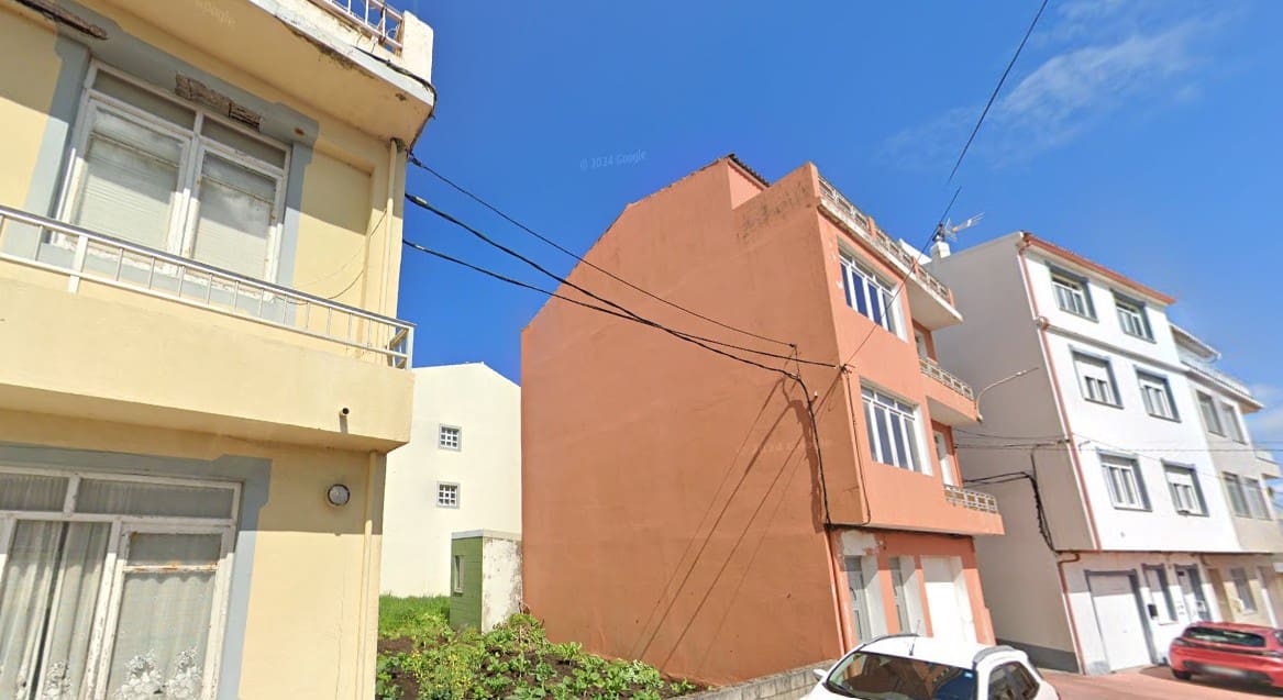 6 bedroom Townhouse for sale in Camelle with garage - € 165,000 (Ref: 9366905)