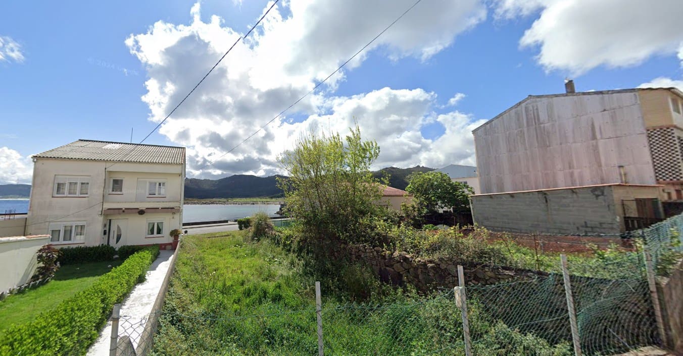 6 bedroom Townhouse for sale in Camelle with garage - € 165,000 (Ref: 9366905)