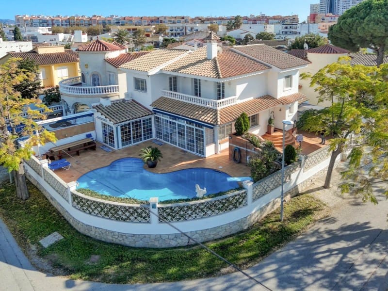 5 soverom Rekkehus til salgs i Empuriabrava med garasje - € 780 000 (Ref: 9175090)