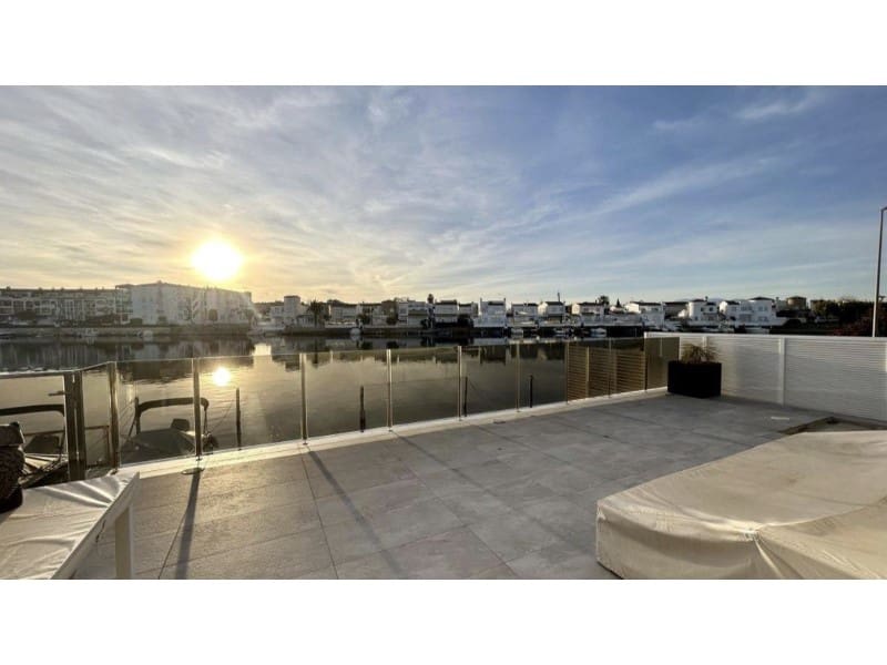 4 chambre Villa/Maison à vendre à Empuriabrava avec garage - 699 000 € (Ref: 9175104)