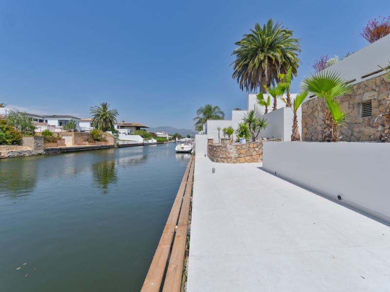 4 sypialnia Willa na sprzedaż w Empuriabrava z garażem - 1 640 000 € (Ref: 9175112)