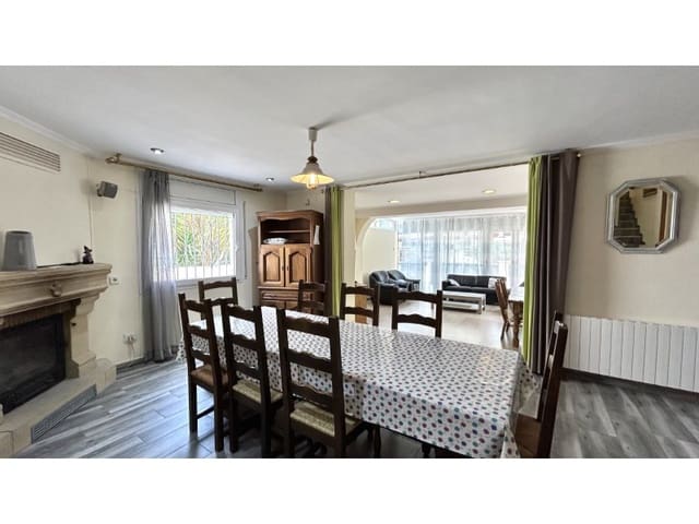 4 makuuhuone Huvila myytävänä paikassa Empuriabrava, Castelló d'Empúries mukana 
autotalli - 445 000 € (Ref: 9175124)