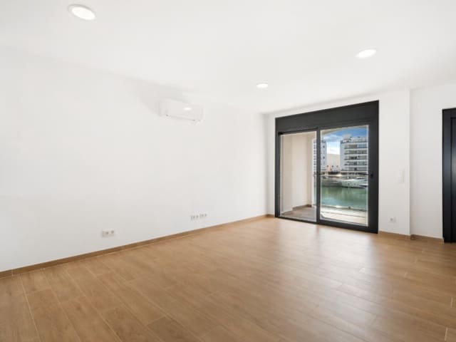 4 bedroom Townhouse for sale in Empuriabrava, Castelló d'Empúries - € 639,000 (Ref: 9176648)