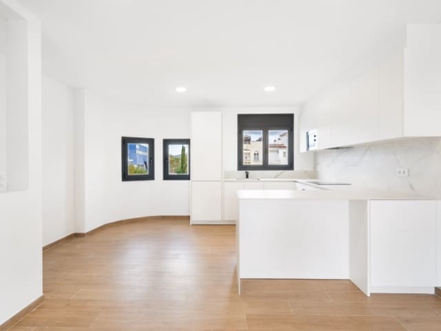 4 bedroom Townhouse for sale in Empuriabrava, Castelló d'Empúries - € 639,000 (Ref: 9176648)