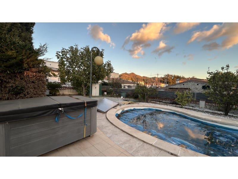 5 sypialnia Willa na sprzedaż w Roses z garażem - 480 000 € (Ref: 9431051)